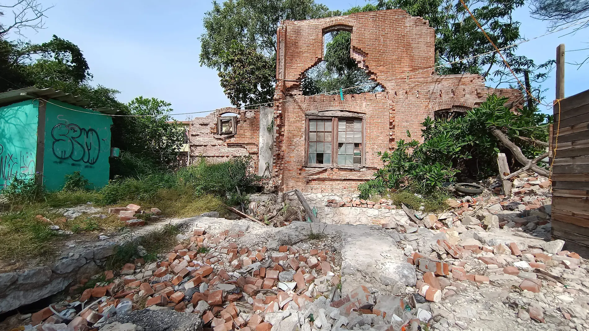 Uno de los edificios del hospital ya fue demolido